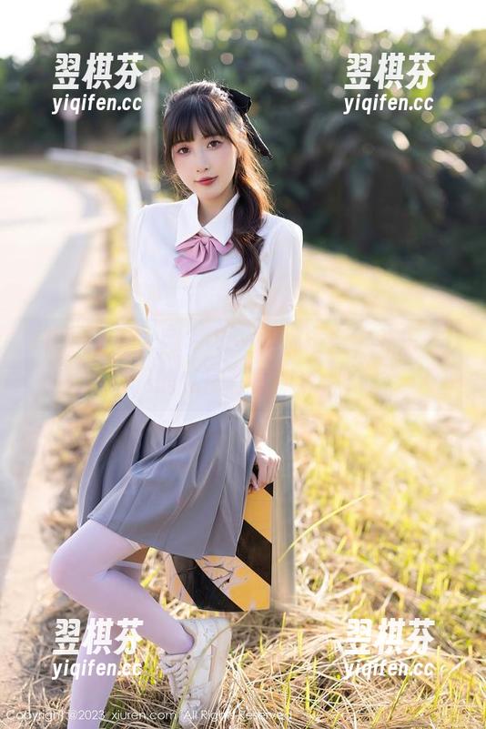 Xiuren秀人网-养乐多Doll Xiuren秀人网 - 每一帧都镂空,养乐多Doll的私房写真如梦似幻