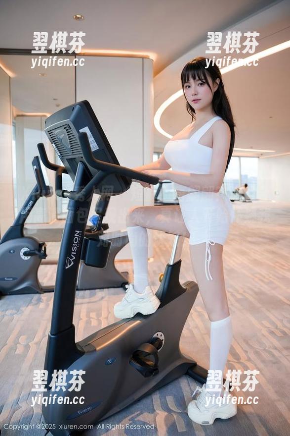 Xiuren秀人网 - 短裤？唐翩翩？这组合用高清图包呈现出来，真让人开始怀疑我对时尚的认知！