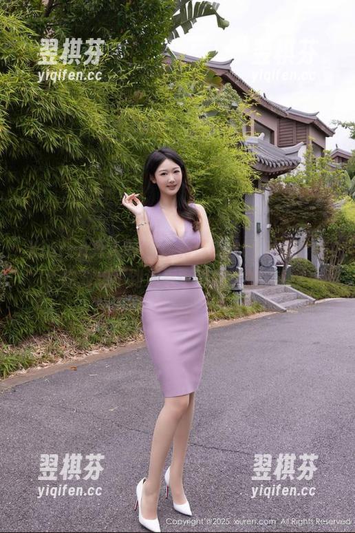 Xiuren秀人网 - 徐莉芝Botty私拍：你绝对想不到油亮可以这么好看！