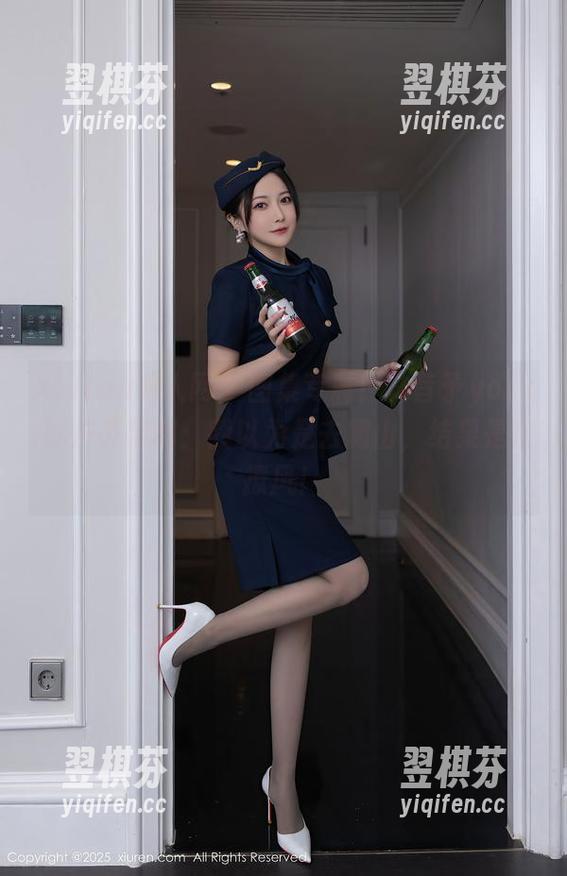 Xiuren秀人网 - 图集专属！林昔予yorki的户外定制：我以为是去爬山，结果是在撩风！