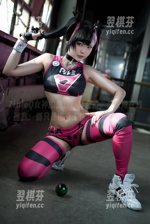ZinieQ女神的免费写真合集，感觉她在提醒我：别只是忙着工作，来看看美吧！