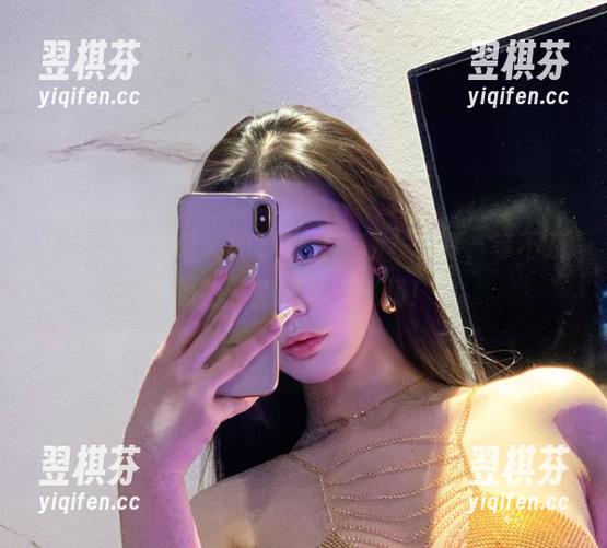 微密圈 - 不爱笑的赛琳最新睡衣写真，等不及想看看她的早安气场！