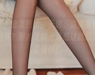 啾小妍，金发芭比，天呐，这美图到底是怎么回事？照片里的光泽感让我想说，真是耀眼！