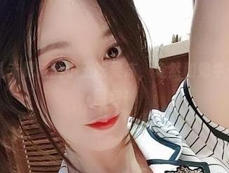 微密圈 – 从未见过的小玉吃果冻，竟然和奶牛一起玩免费图包！