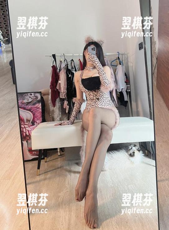 微密圈 - 不止腿！小玉吃果冻的美腿写真分享，难道这是我梦中的‘腿’吗？