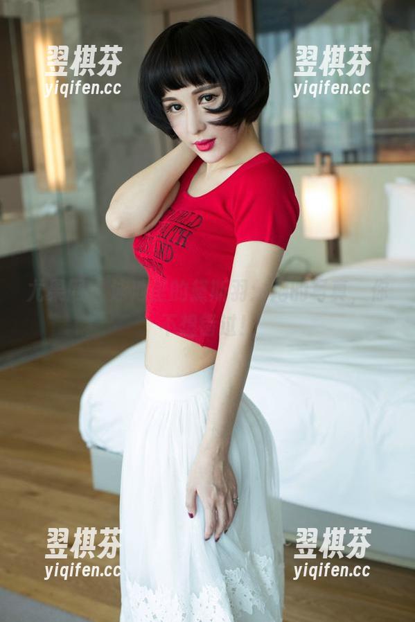 尤果网 - 泳池里的黛斯羽：她的写真，你不想错过！