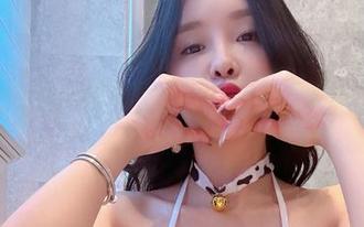 微密圈 – 张鑫baby最新办公室写真，看看她如何用图片打破严肃的工作氛围！