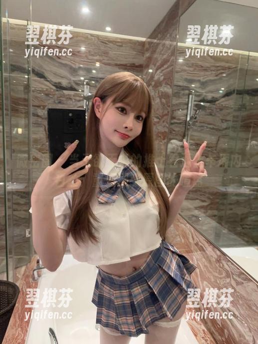 无欲无求的推土君 微密圈 - 当无欲无求的推土君遇上车厢内白丝:重温那张原图的喧嚣
