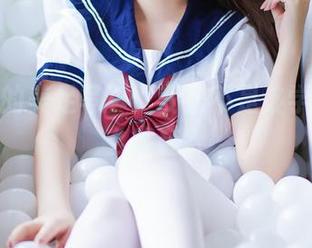 日奈娇的美足写真：我是不是该学学她怎么穿鞋？
