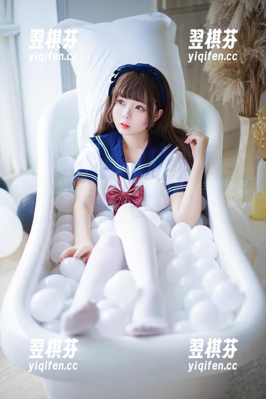 日奈娇的美足写真：我是不是该学学她怎么穿鞋？