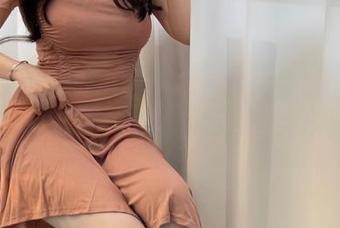 如果爱有颜色，那一定是是依酱呀的裸足照片——免费分享，别让自己错过！