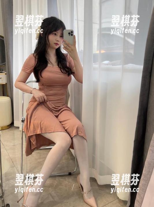 如果爱有颜色，那一定是是依酱呀的裸足照片——免费分享，别让自己错过！