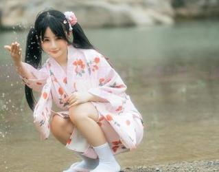 桜井宁宁在围裙厨房里摆出原图，做菜还是拍照？一时间难以抉择…