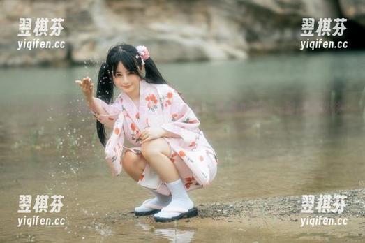 桜井宁宁 桜井宁宁在围裙厨房里摆出原图,做菜还是拍照?一时间难以抉择…