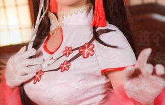 樱落Selena与斯卡蒂泳装：这个图包里有些意想不到的花样哦，不信你看！