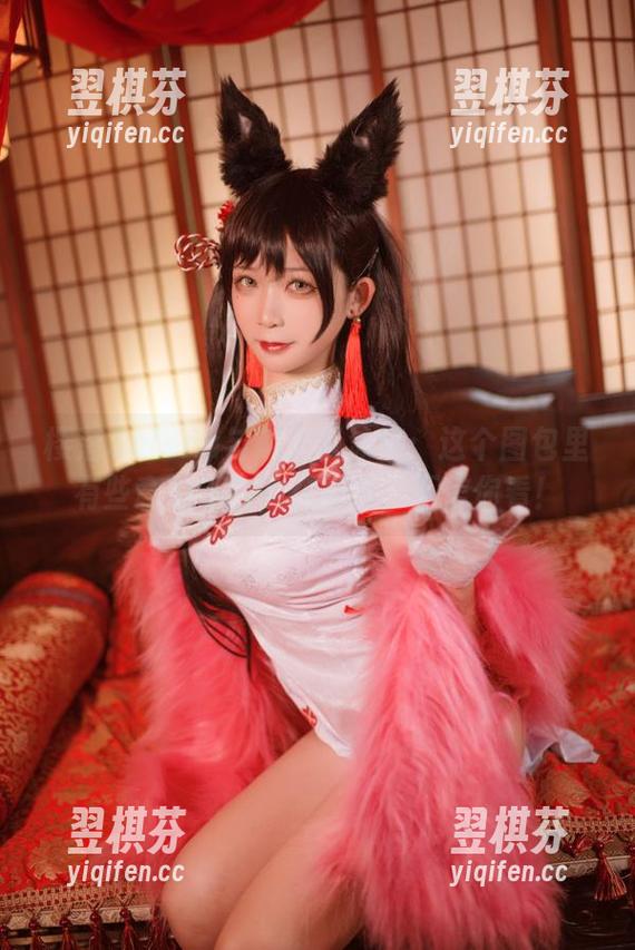 樱落Selena与斯卡蒂泳装：这个图包里有些意想不到的花样哦，不信你看！