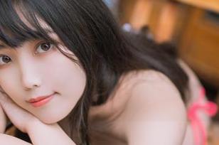 汪知子粉色比基尼：怎么会有人穿这玩意儿拍照，原图合集居然让我情不自禁想点进去！