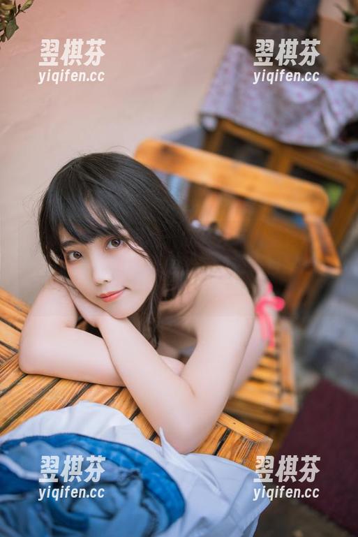 汪知子粉色比基尼：怎么会有人穿这玩意儿拍照，原图合集居然让我情不自禁想点进去！