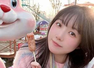 图册翻到炸酱沐沐的蕾丝，心里想：这羞涩和挑逗，真是太微妙了！