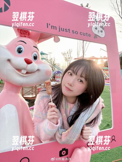 图册翻到炸酱沐沐的蕾丝，心里想：这羞涩和挑逗，真是太微妙了！