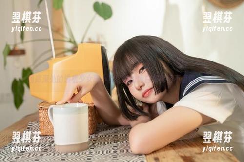 图库深处的爆机少女喵小吉：她的纯白写真值不值得一看？