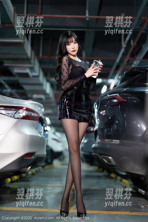 秀人网 - UU酱户外写真：在树林间上演‘随便一拍就是大片’的戏码