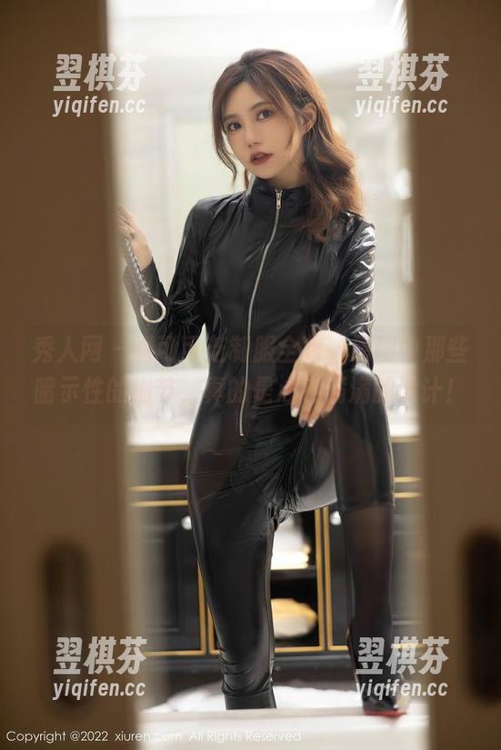 秀人网-可可芝 秀人网 - 看可可芝制服全集,原图中那些暗示性的细节,真的是心意满满的设计!