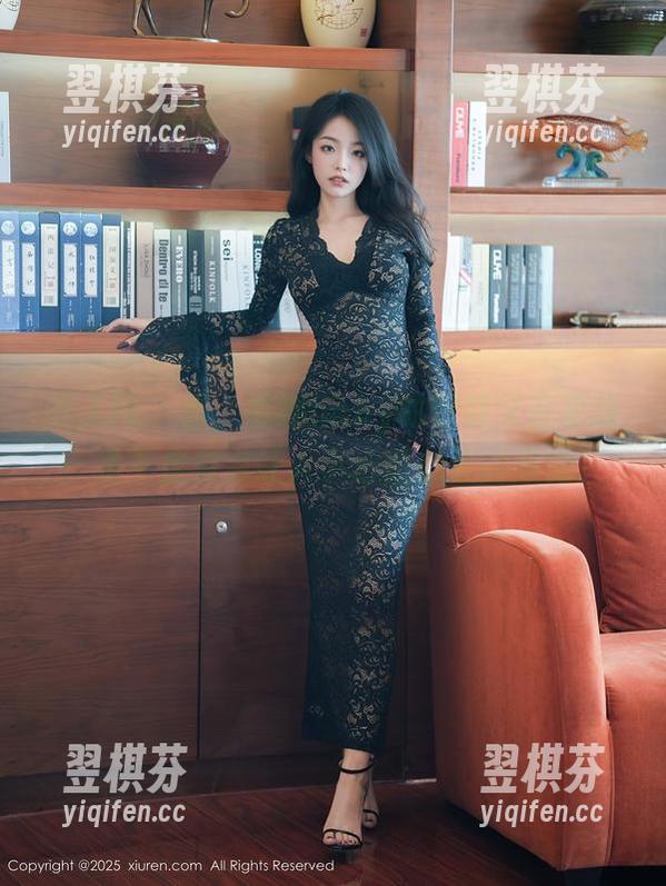 秀人网-娜娜baby 秀人网 - 看,娜娜baby的短裤又在更新!是不是有点让人小心脏加速的感觉?
