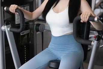 秀人网 – 图片里的糯美子nini：白裙轻盈，仿佛在说悄悄话
