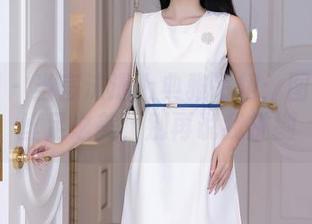 秀人网 – 当言沫遇上典雅吊裙：图集中的丝足之美，别再说我挑剔