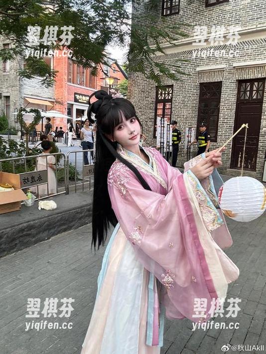 秋山AkI 秋山AkI带来的短裙套图,最新时尚指南get了吗?