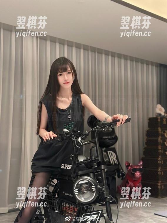 腐团儿Ikaros黑白美图更新来了，瞬间从现实穿梭到艺术的另一边，超神奇！