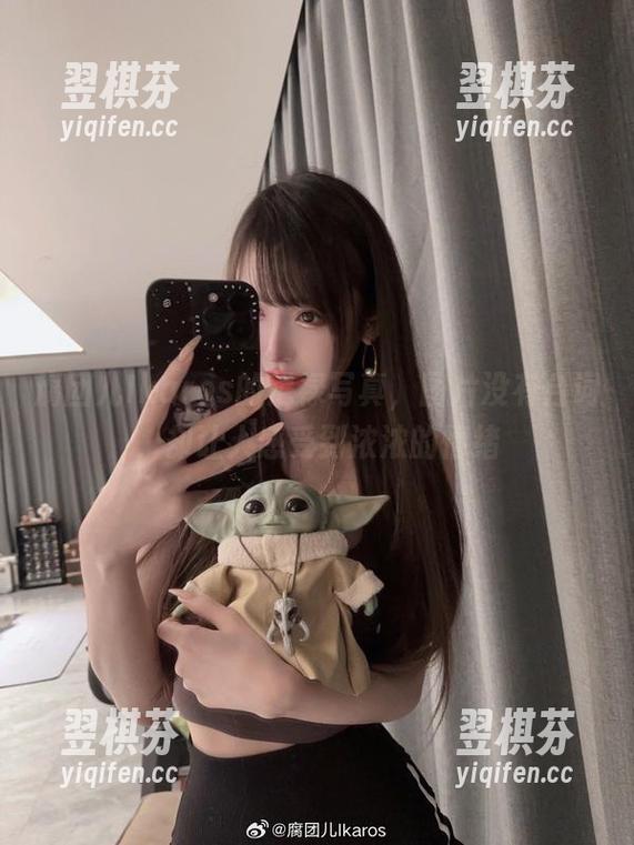 腐团儿Ikaros的尼禄写真，图片没有台词，却让人感受到浓浓的情绪