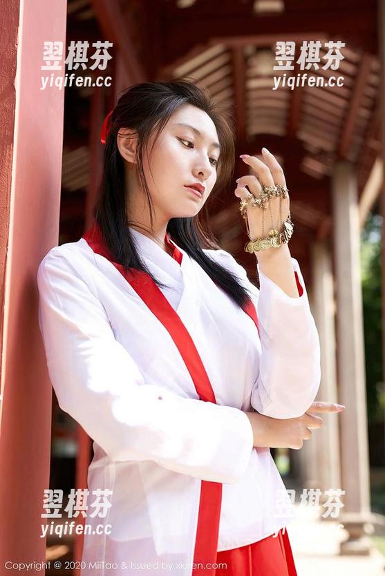 蜜桃社 - 下载雪梨sherry的白衬衫魅力：图库里的每个瞬间都是心动。