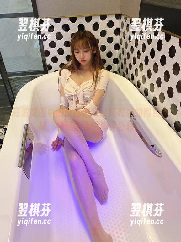 高清美图中的过期米线线喵和她的肉色丝袜，才是生活的真实色彩！
