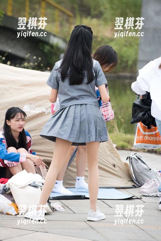 魔镜街拍 - 下载即享：婷婷的黑丝日常，办公室瞬间变时尚T台！