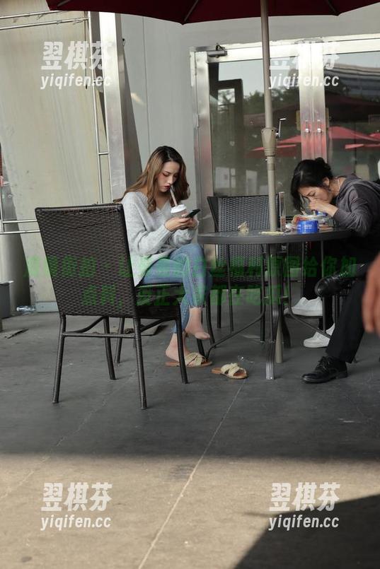 魔镜街拍-曼曼 魔镜街拍 - 让曼曼的白丝福利原图给你加点料,反正大家都在吃瓜!