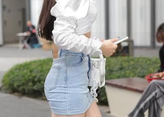 魔镜街拍足球场福利图集：在口罩下，肉丝美腿小姐姐的微笑透着一丝神秘！