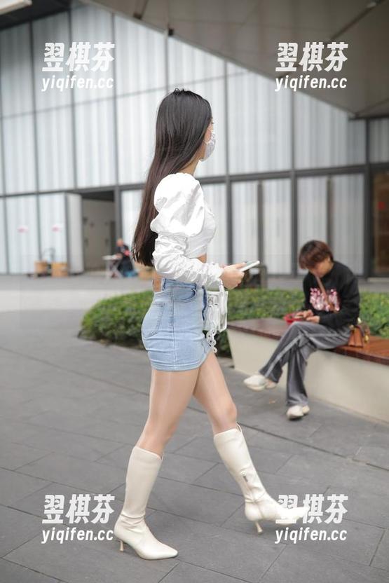 魔镜街拍 魔镜街拍足球场福利图集:在口罩下,肉丝美腿小姐姐的微笑透着一丝神秘!
